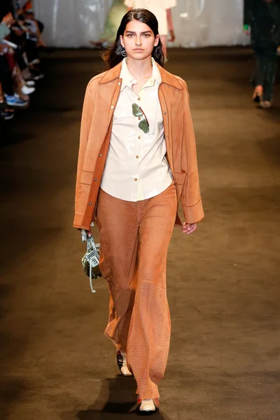 Look 16
